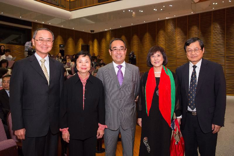 (左起）霍泰輝教授、林品晶博士、蒙德揚先生、張敏儀女士及梁元生教授於講座合照。